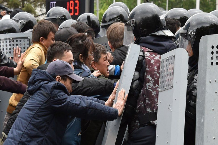 Qazaxıstanda 8 polis və 1 hərbçi öldü: Yüzlərlə yaralı var… 