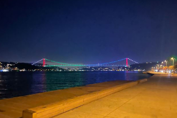 Fatih Sultan Mehmet körpüsü Azərbaycan bayrağının rəngləri ilə işıqlandırıldı 