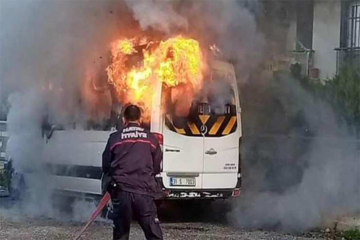 Məktəbliləri daşıyan avtobus alışıb yandı - VİDEO 