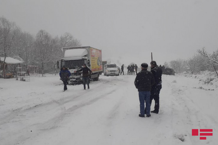 Qarlı yolda 10-a yaxın avtomobil qəzaya düşdü: YARALILAR VAR  - FOTO 