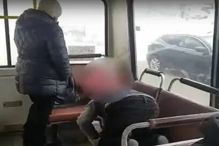 Sürücü avtobusda namaz qıldı -  VİDEO 