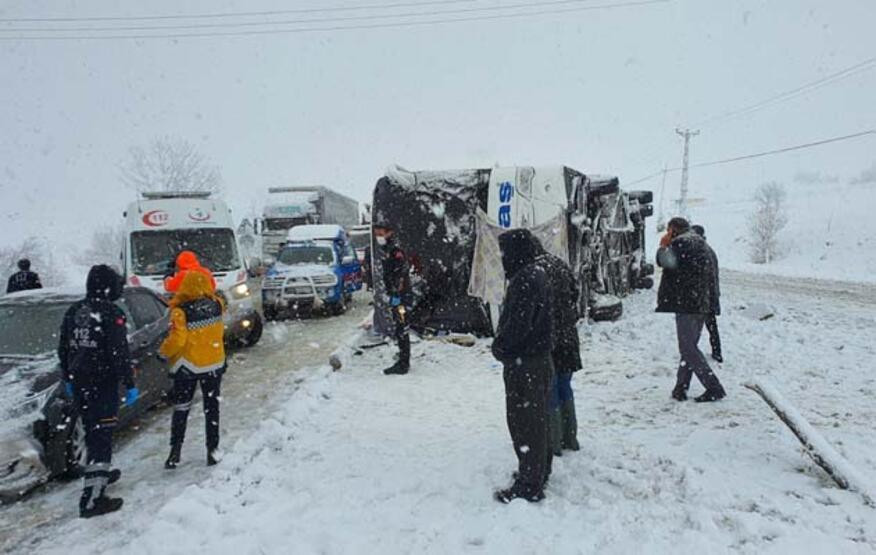 Avtobus dərəyə aşdı: ölən və yaralananlar var  -FOTO 