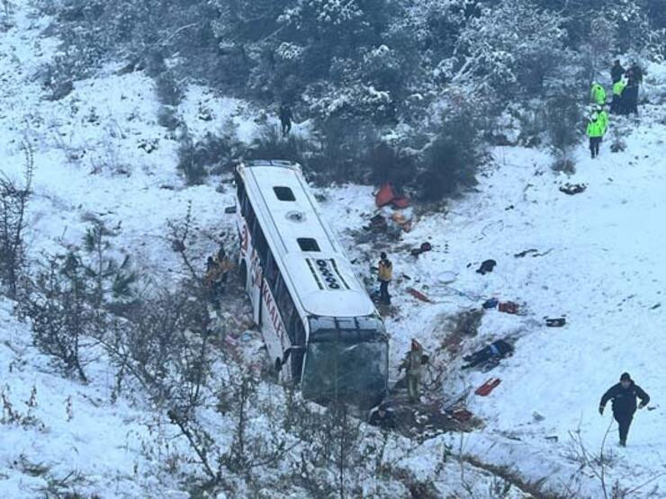 Avtobus dərəyə aşdı: ölən və yaralananlar var  -FOTO 