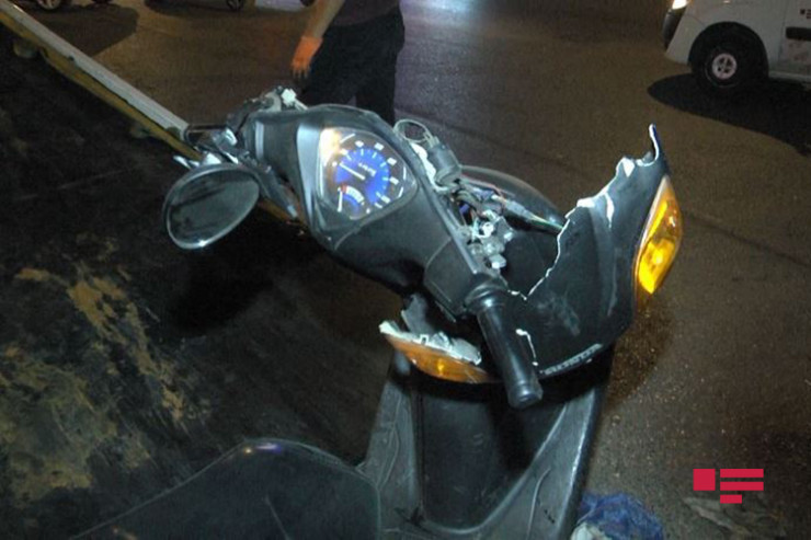 Moped avtomobilə çırpıldı, yaralı var -FOTO 