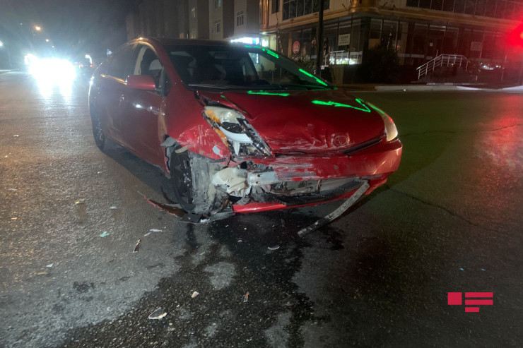 Bakıda iki “Toyota Prius” toqquşdu, sərnişin... - FOTO 