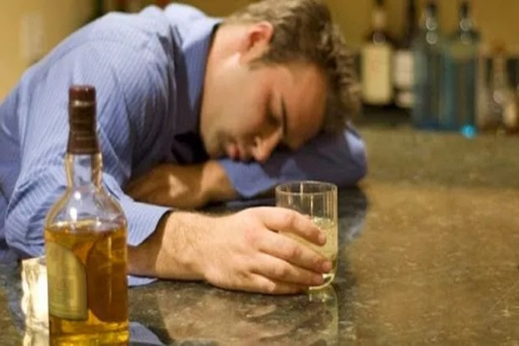 Təkbaşına içki içənlər  daha çox alkoqolik  olur