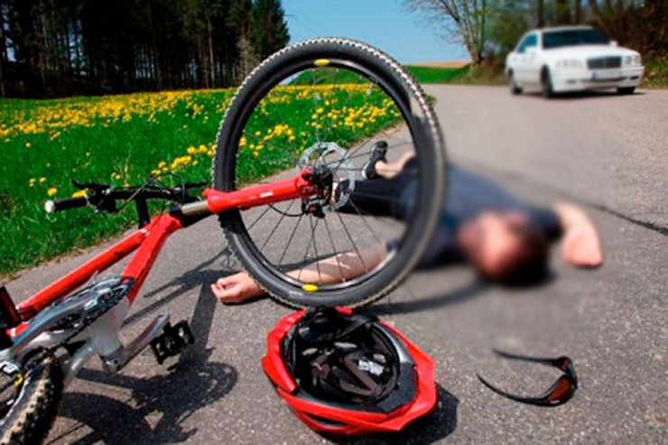 Avtomobil velosipedçini  vurdu