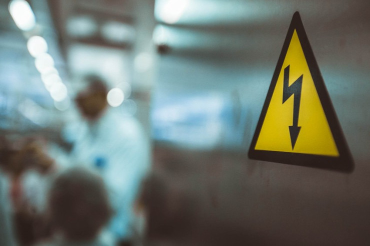 18 yaşlı qızı elektirik cərəyanı   öldürdü