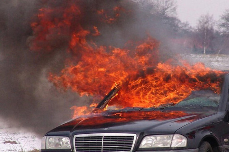 Astara yolunda "Mercedes"  yandı 