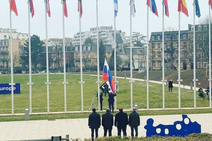 AŞPA-nın qarşısındakı Rusiya bayrağı endirildi - VİDEO 