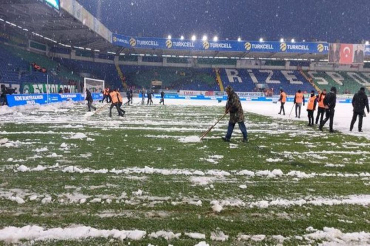 Azarkeşlər stadionda  qar təmizlədi  