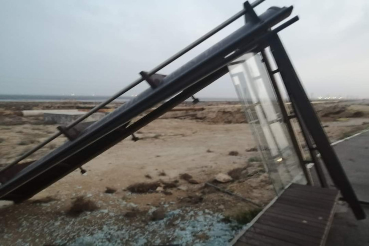 Bakıda güclü külək dayanacağı aşırdı -FOTO 