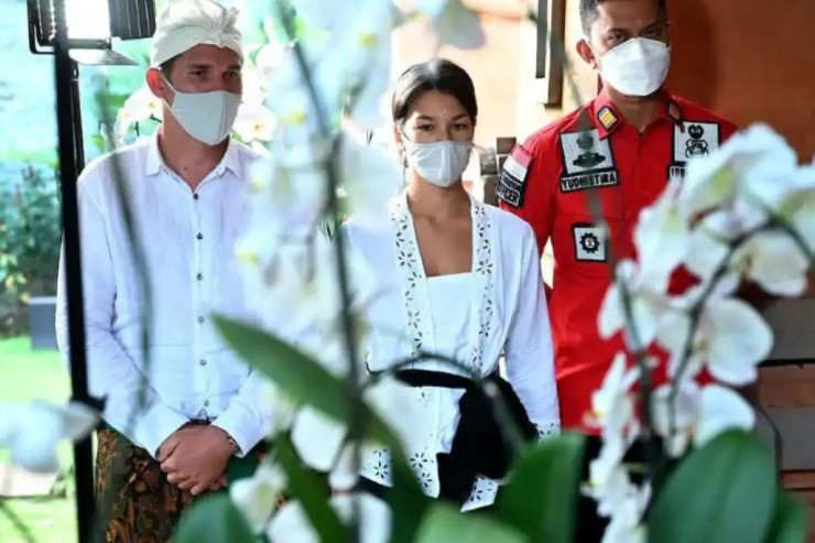 Çılpaq fotoya görə rus bloqer və sevgilisi deportasiya olundu