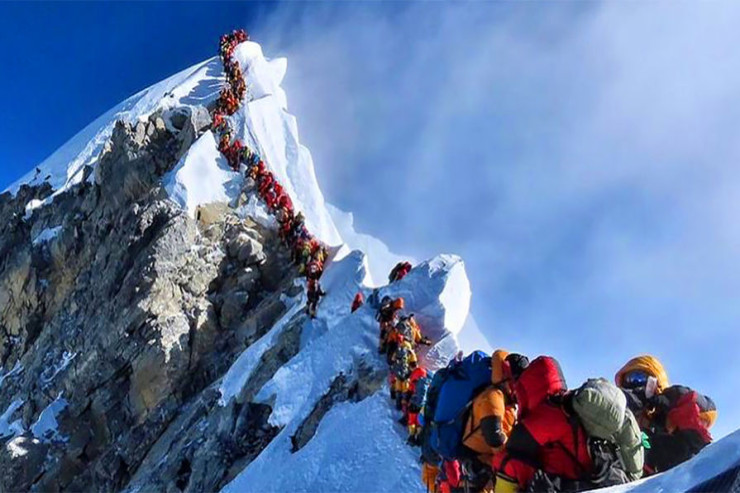 Everestə qalxmaq istəyən  alpinist həlak oldu 