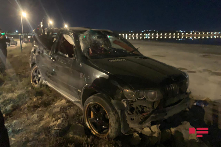 Qadın “BMW”ni aşırdı, körpələr  xəsarət aldı -FOTO 