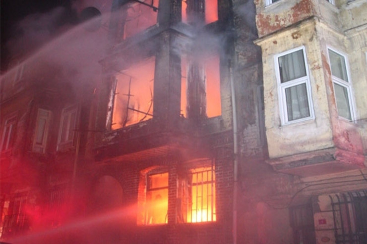 Bakıda binada  YANĞIN:  qadın diri-diri yandı