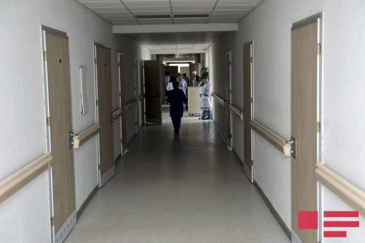 20 yaşlı qızı avtomobil vurdu