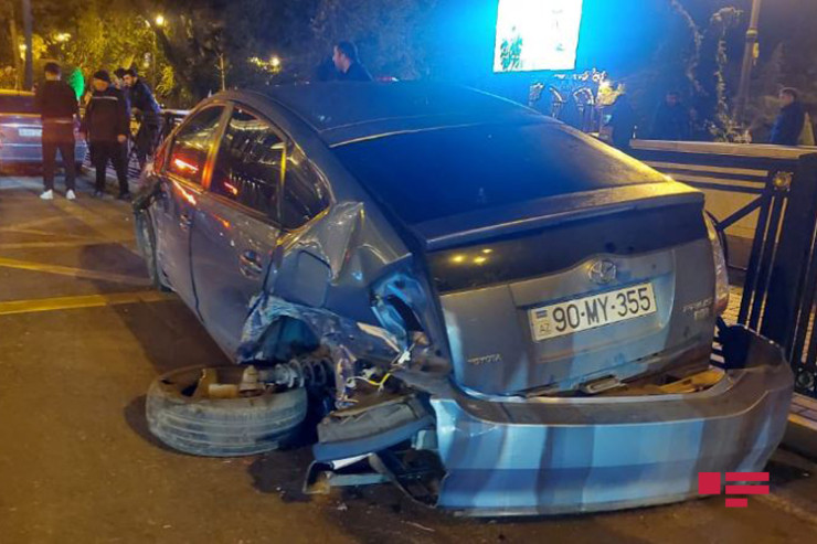 Bakının mərkəzində 3 avtomobil və avtobus toqquşdu -FOTO 
