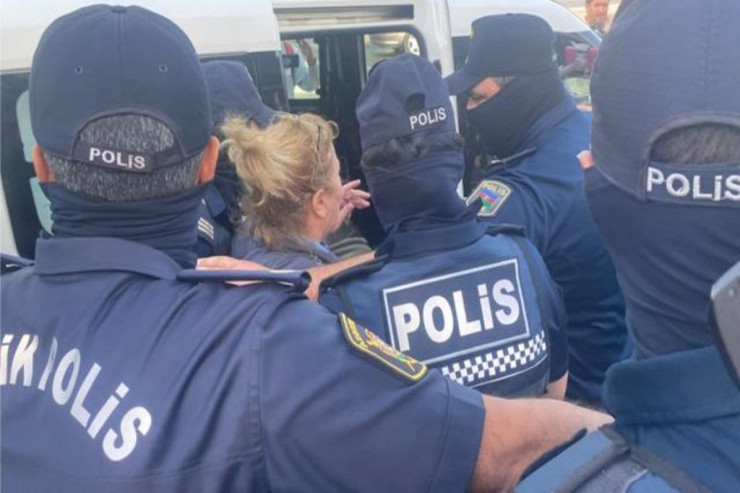 Bakıda  sərxoş aksiya iştirakçısı   polis maşınının şüşəsini sındırdı - RƏSMİ
