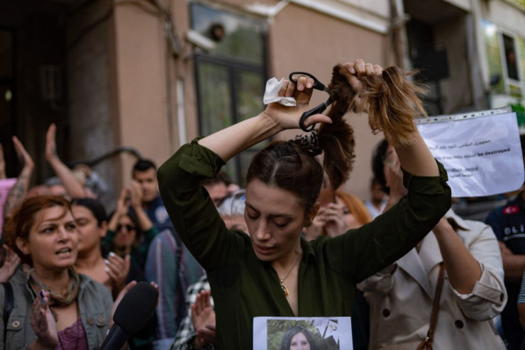 İranda türk qızı mollaya meydan oxudu:   "Mən azad insanam"  -VİDEO 