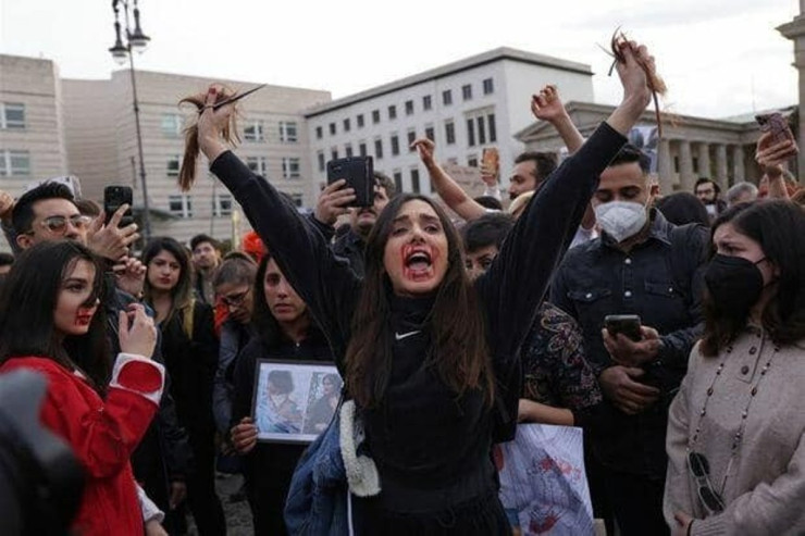 Təkbaşına aksiya edən türk qızı İranda həbs edildi -VİDEO 