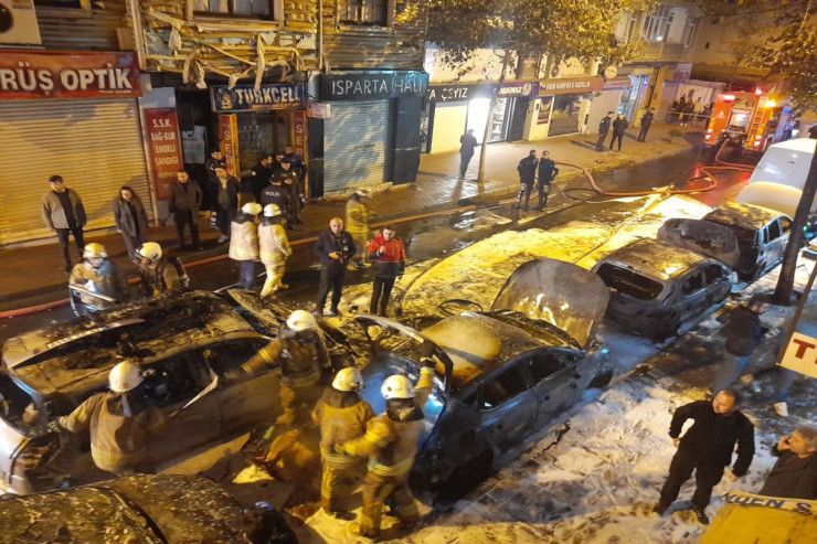 İstanbulun Fatih məhəlləsində avtomobillər yandı