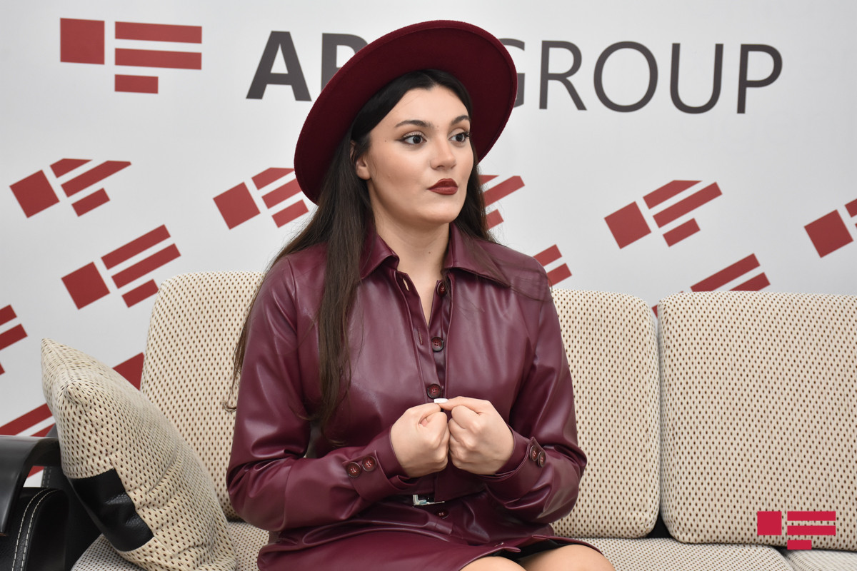 Gənc ifaçı, "O səs Azərbaycan" yarışmasının iştirakçısı Minaya Hüseynova və müsahibənin müəllifi Nigar Namiq