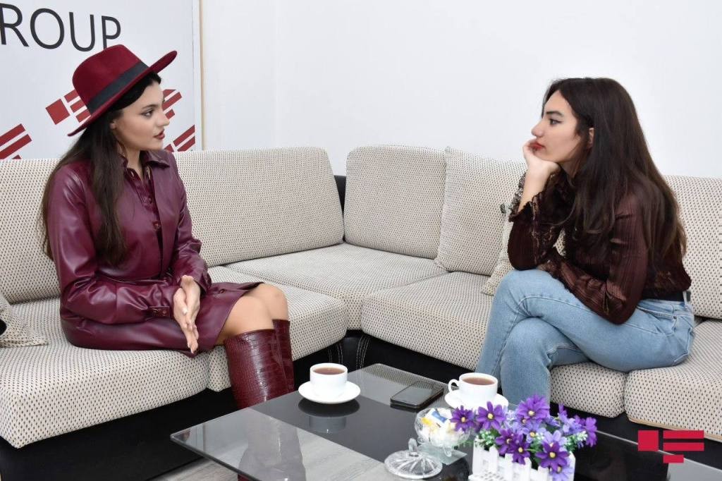 Gənc ifaçı, "O səs Azərbaycan" yarışmasının iştirakçısı Minaya Hüseynova və müsahibənin müəllifi Nigar Namiq