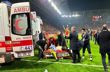 Türkiyədə futbol meydanında RƏZALƏT: Azarkeş qapıçını  bayraq dirəyi ilə döydü 