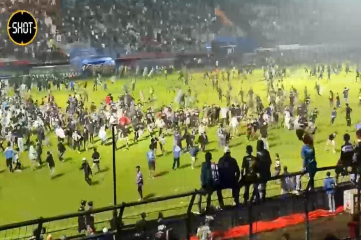 Futbol meydanında  DAVA:   170-dən çox ölən var -  VİDEO   -  YENİLƏNİB 