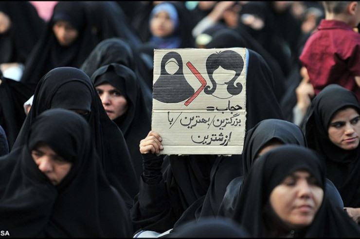 İranda məktəbli qızlar hicablarını yandırdılar - VİDEO 