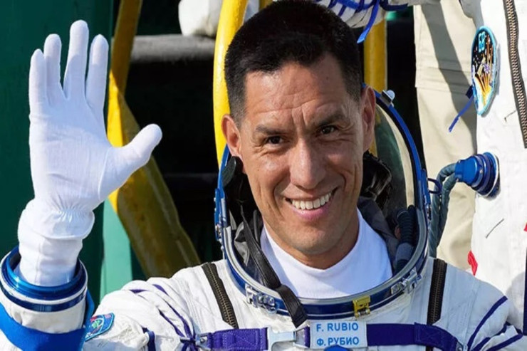 "Kosmosdayam, Yerə enməliyəm" deyib sevgilisinə bu qədər pul atdı