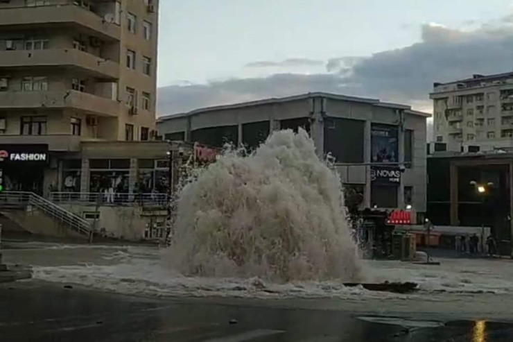 Bakıda su borusu partlayan yol bağlandı - VİDEO  - YENİLƏNİB 