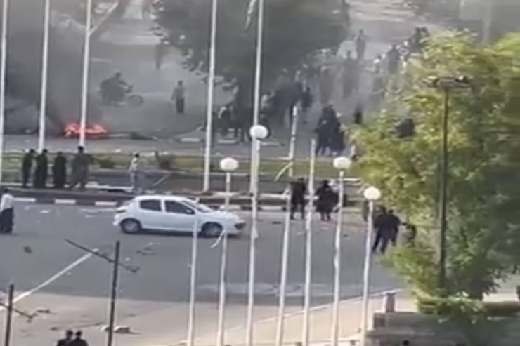 İranda polis binasını  YANDIRDILAR  : Atışma başladı - VİDEO 