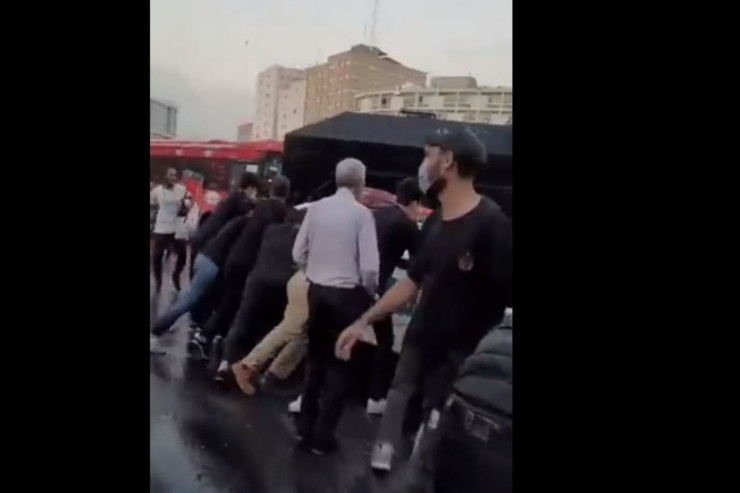İranda etirazçılar polisin maşınını AŞIRTDI   -VİDEO 
