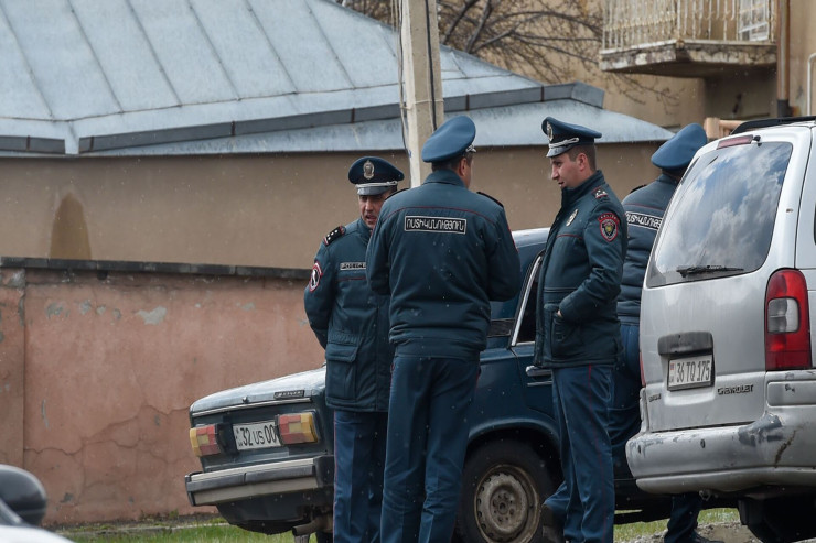 Ermənistanda polisi bıçaqlayaraq öldürdülər 