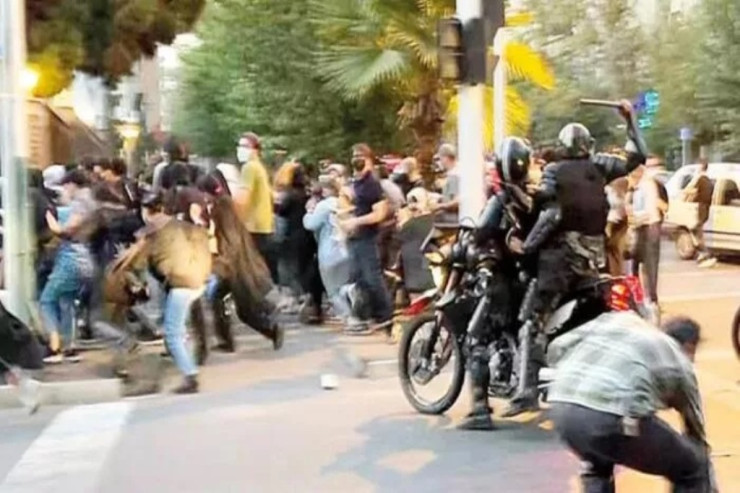 İranda polis və vətəndaş arasında QARŞIDURMA   - VİDEO 