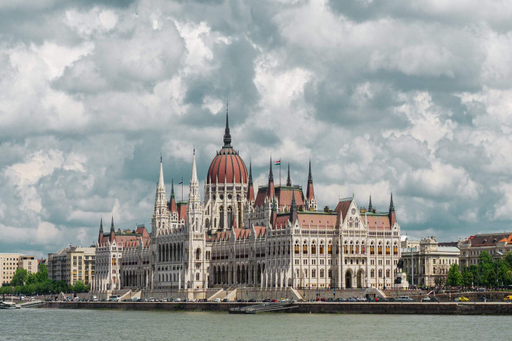 Macarıstan XİN: Rusiya vətəndaşlarına viza verməyə  davam edəcəyik