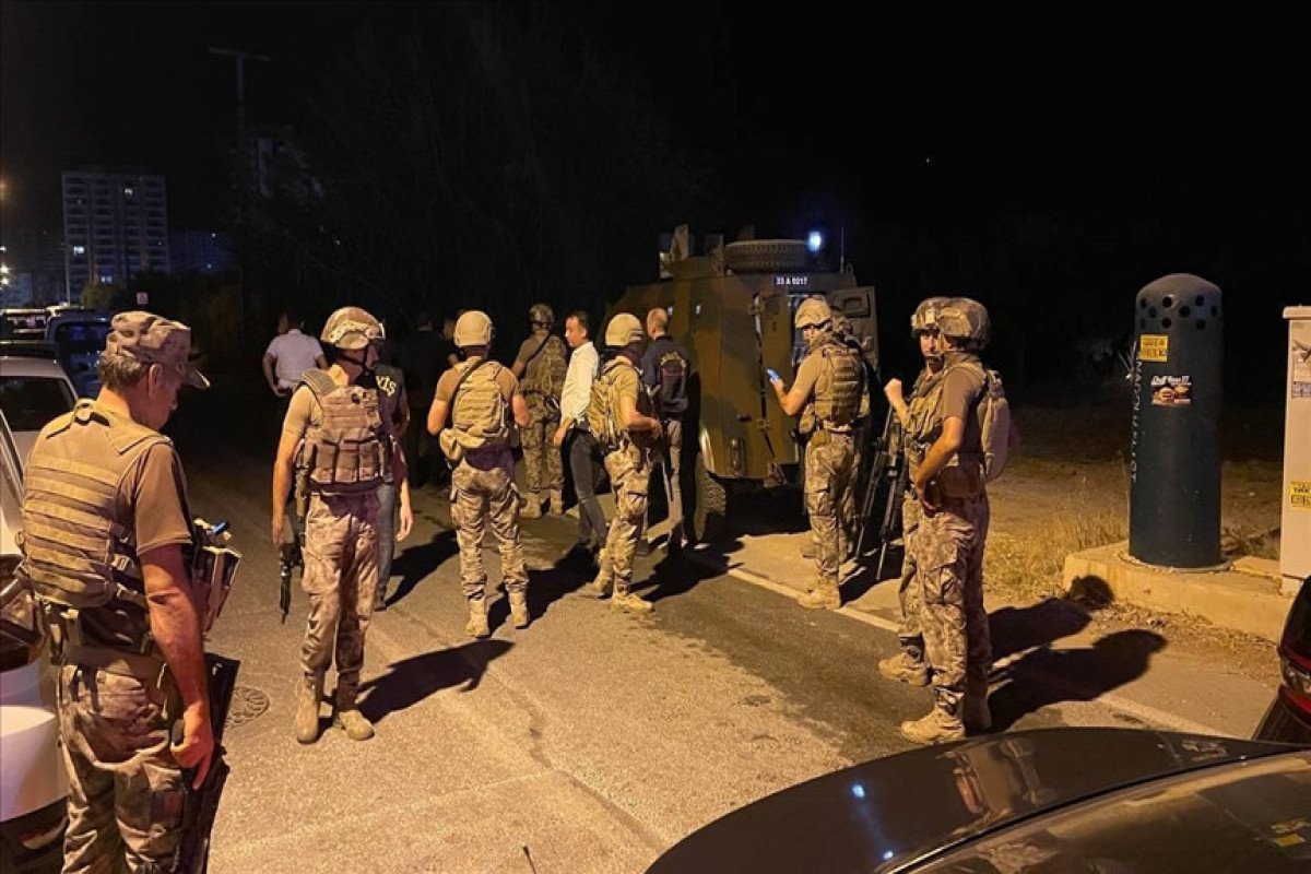 Türkiyədə polis yataqxanasına basqın – 2 YARALI  