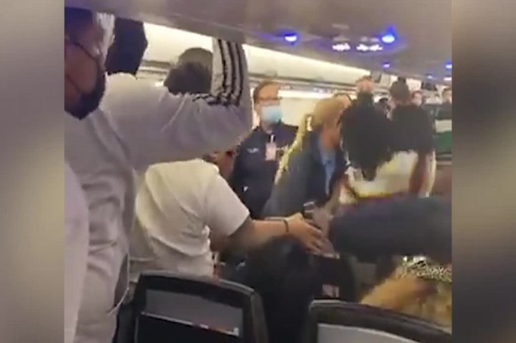 Sərnişin ona balıq verməkdən imtina edən  stüardessanı zorlamaq istədi 