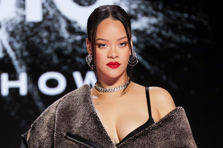 Hamilə Rihanna ictimaiyyət qarşısına bu geyimdə çıxdı - FOTO 