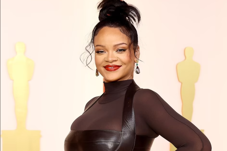 Rihanna "Friends" ulduzunun  EVİNİ ALDI 