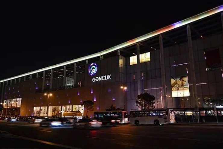 "Gənclik Mall"un qarşısında QƏZA:   Polis araşdırma başlatdı