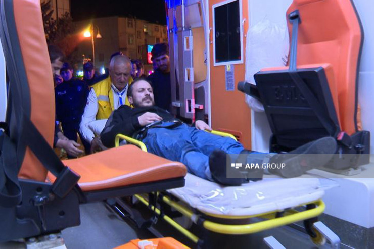 Minik avtomobili motosikletə çırpıldı, xəsarət alan var-FOTO 