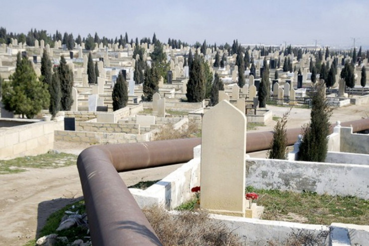 Bakıda qəbiristanlıqda məzar daşları dağıdıldı