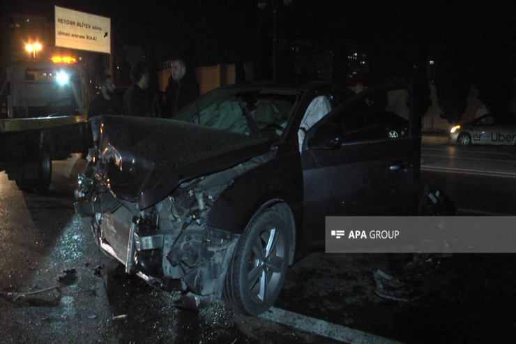 Bakıda BMW yol nişanına çırpıldı, sürücü xəsarət aldı - FOTO 