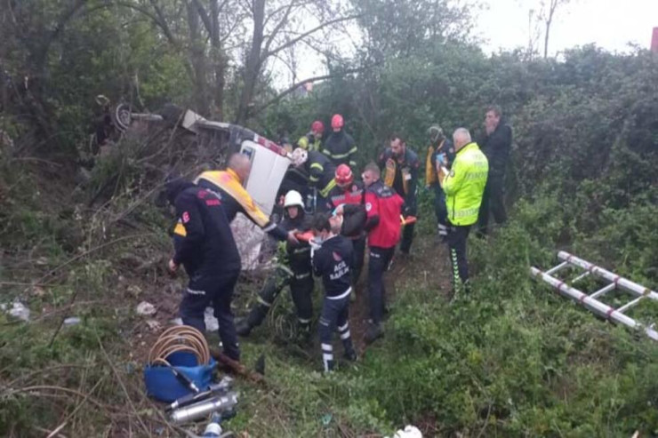 Türkiyədə mikroavtobus aşıb, 13 yaralı var -FOTO 