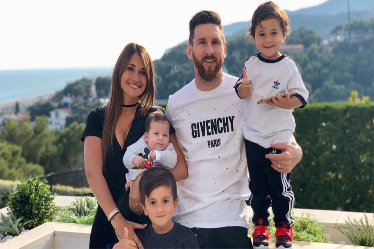 Messi ailəsi ilə  Barselonaya gəldi:   15 çemodan və..