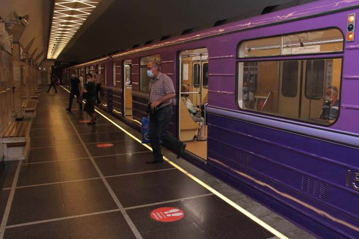 Bakıda kişi metroda stansiya yoluna düşdü