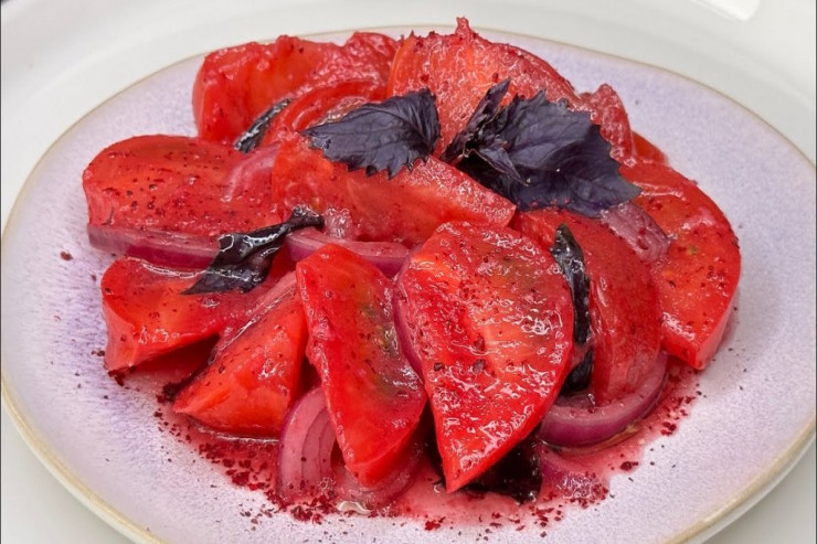Yaz və yay aylarının ən çox sevilən pomidor salatı  